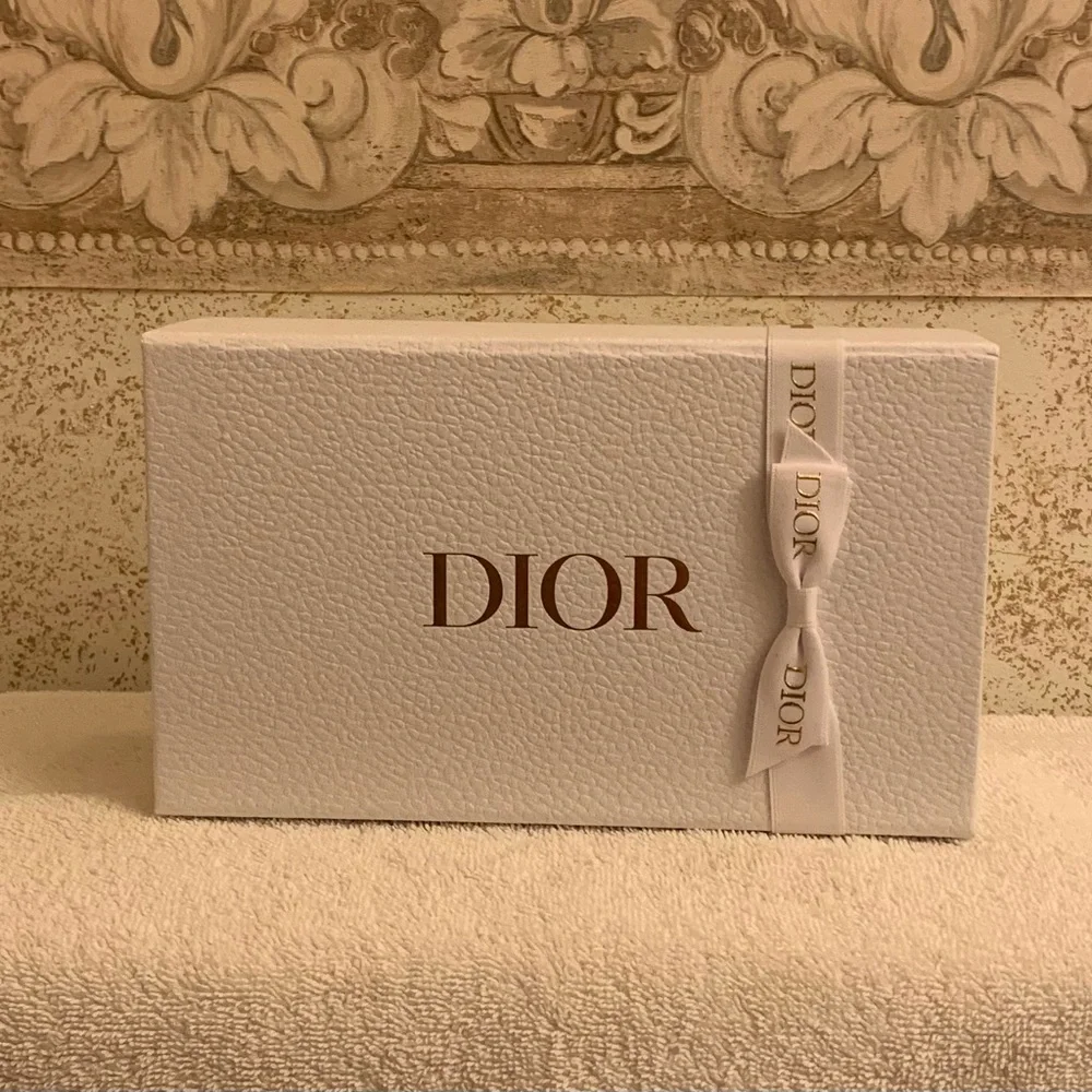 Dior White Embossed Box with Gold Logo w/ Ribbon & Tissue - Picture 4 of 8